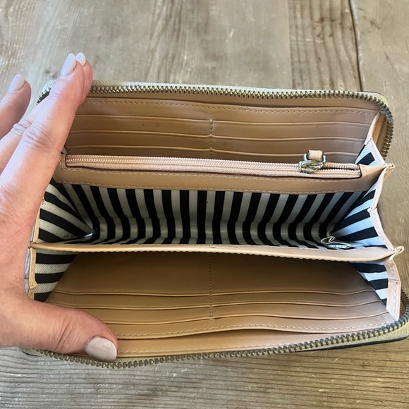 Kate Spade woman’s Two-Tone Black and Cream Wallet - Picture 6 of 9